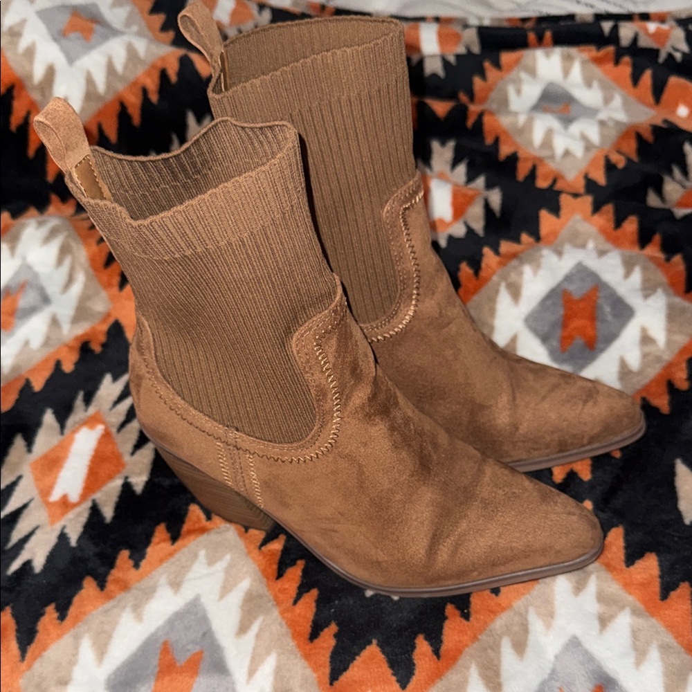 Universal Thread Tan Heeled Boots